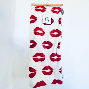 NEW !! Novogratz lips plush oversized throw blanket